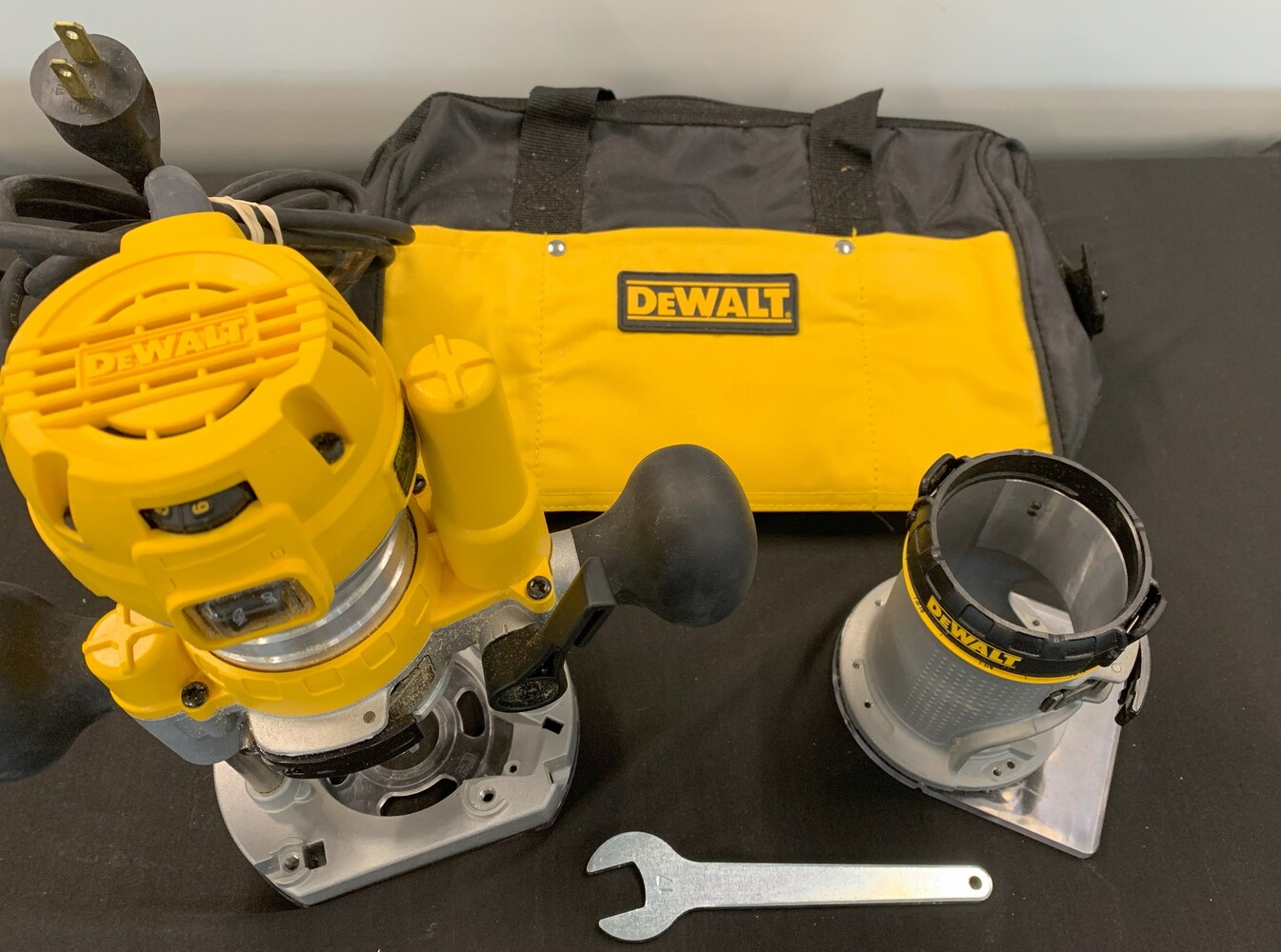 DeWalt DW618PKB 2 1 4 HP Fixed Base Plunge Router Tool Combo with